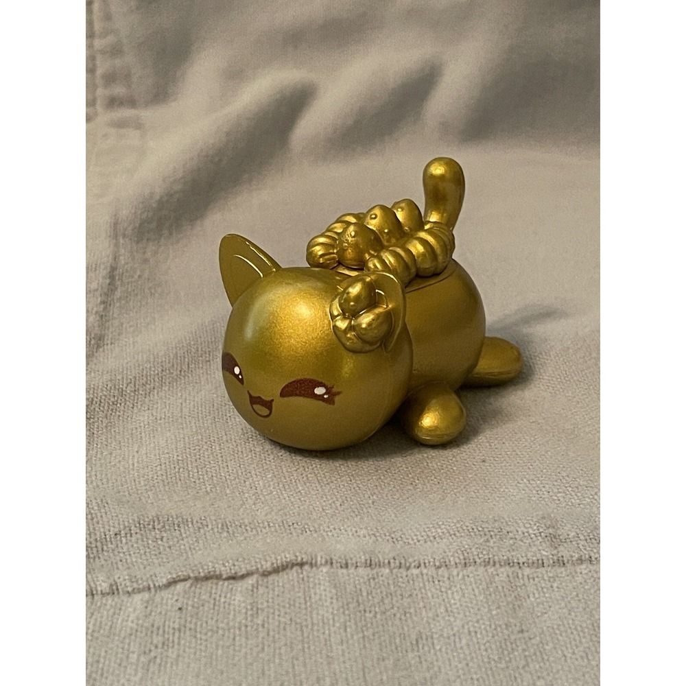 NEW‎ Aphmau Meemoew Exclusive Gold Figure  Collection Gold Strawberry Cake Cat